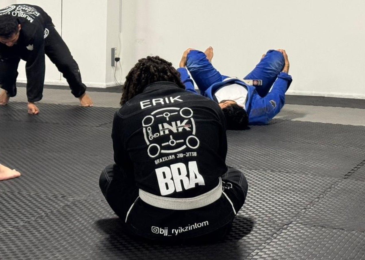 Calentamiento en el tatami con kimonos personalizados de LINK